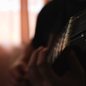 喜欢被多个男人咬奶头正常吗
